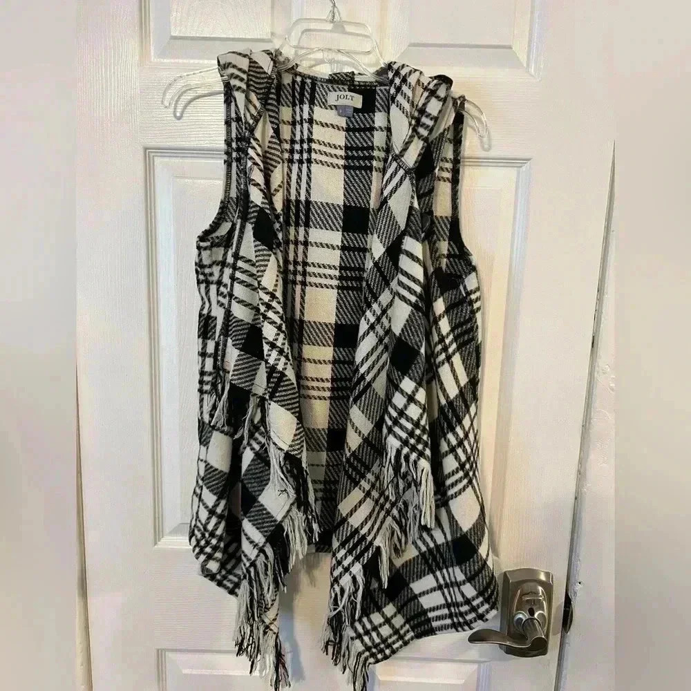 Woman’s sleeveless black and white cardigan. Size small
